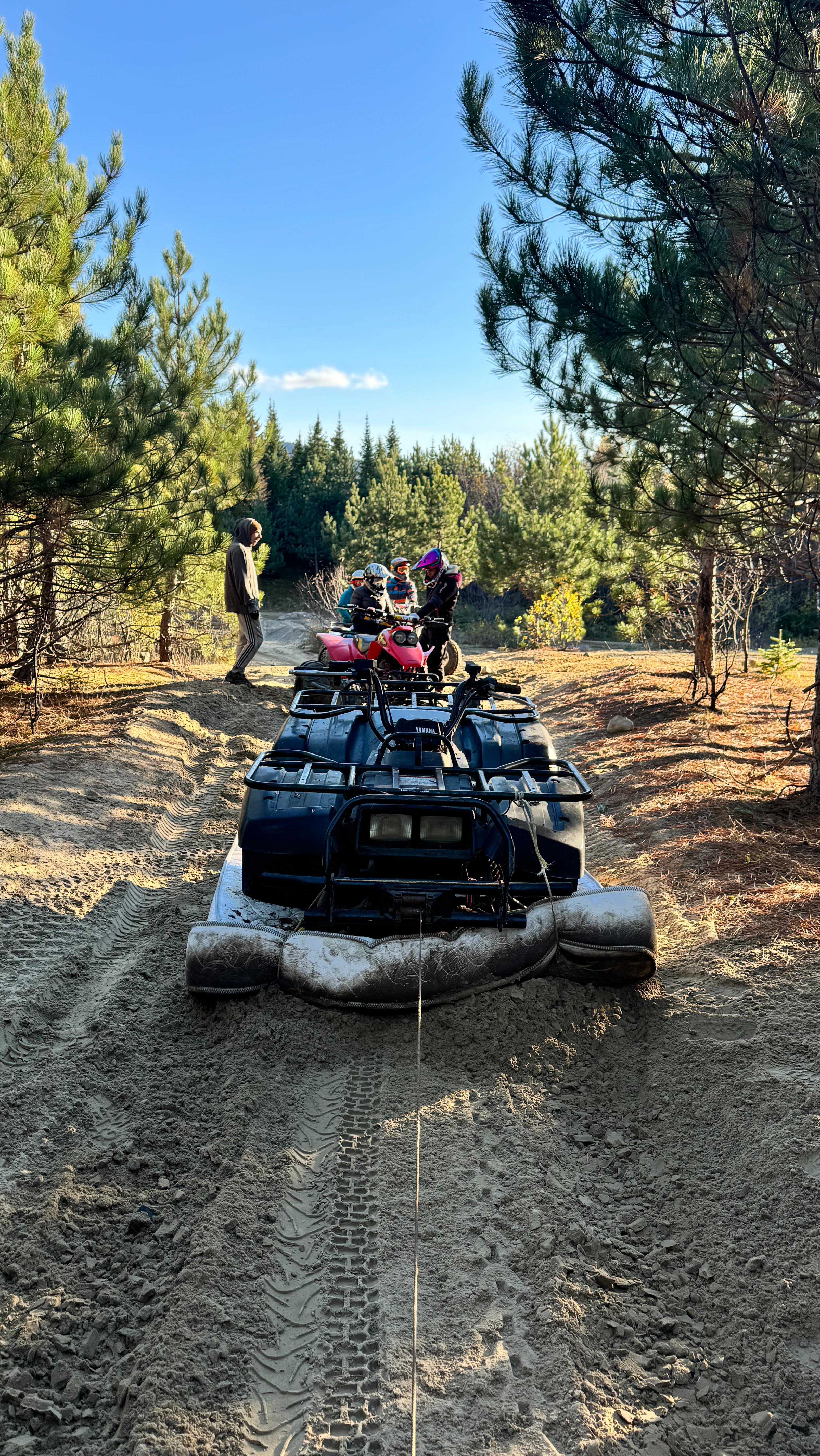 Un peu redneck comme plan, mais au moins le 4 roue et le matelas ne finiront pas leur vie dans la forêt 🤪🌲
#intothewoods #quad #atvlifestyle #4roue #rednechshit #mud #trail #offroad #4x4 #forestcleanup #semiroutesemitrail #fyp