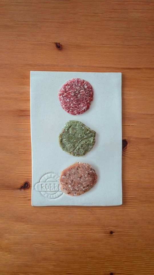 ¿Conoces nuestra variedad de burgers? 😋
100% ternera eco 🐮, pollo 🐔, boletus 🍄, cordero 🐑, espinacas 🥬, mixta.
Burgers elaboradas por nosotros, con todo el cariño y mimo que mereces 😊
Y tú, ¿con cuál te quedas?
Si no sabes cuál elegir, vente y compra un surtido 😏 ¡así las pruebas todas! No te defraudará 🤤
#burguer #burgercasera #burgerpollo #burgerboletus #burgermixta #hamburguesaternera #terneraecologica #burgercordero #burgerespinacas #burgercasera