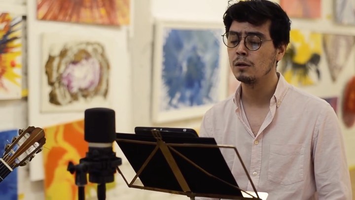 Con mucha tristeza, nos unimos a las palabras de despedida por el gran Leonardo Navarro. Qué lamentable pérdida para la música chilena e internacional. Siempre recordaremos aquel día en Viena, cuando, a pesar de la terrible lluvia, caminamos cargados de cosas para realizar una grabación y disfrutar juntos de lo que amamos. Nunca olvidaremos la simpatía, humor, liviandad de Leo y la buena onda que siempre transmitía en todo momento. Fue un honor haber compartido la música con él.
Un abrazo grande a su familia. Dondequiera que estés, no es una despedida, es solo un hasta pronto. Ya estaremos tocando nuevamente juntos...