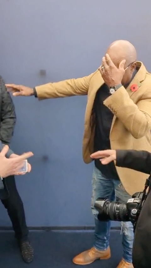 Not everyday you get a kiss from a boxing legend 😂 @nigelbennofficial