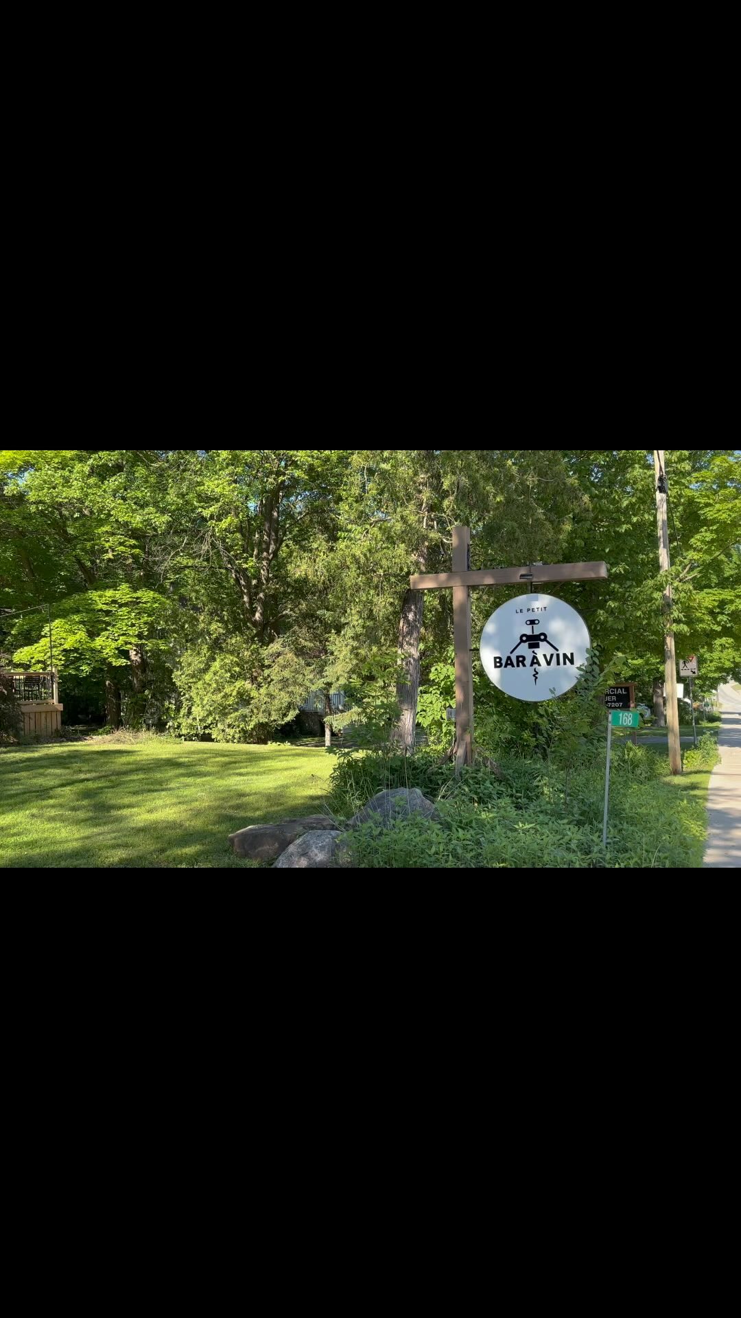 Le petit bar à vin. 168 chemin Old Chelsea. On vous attend du mardi au samedi sur la terrasse !
See you soon on our Patio, from Tuesday to Saturday!