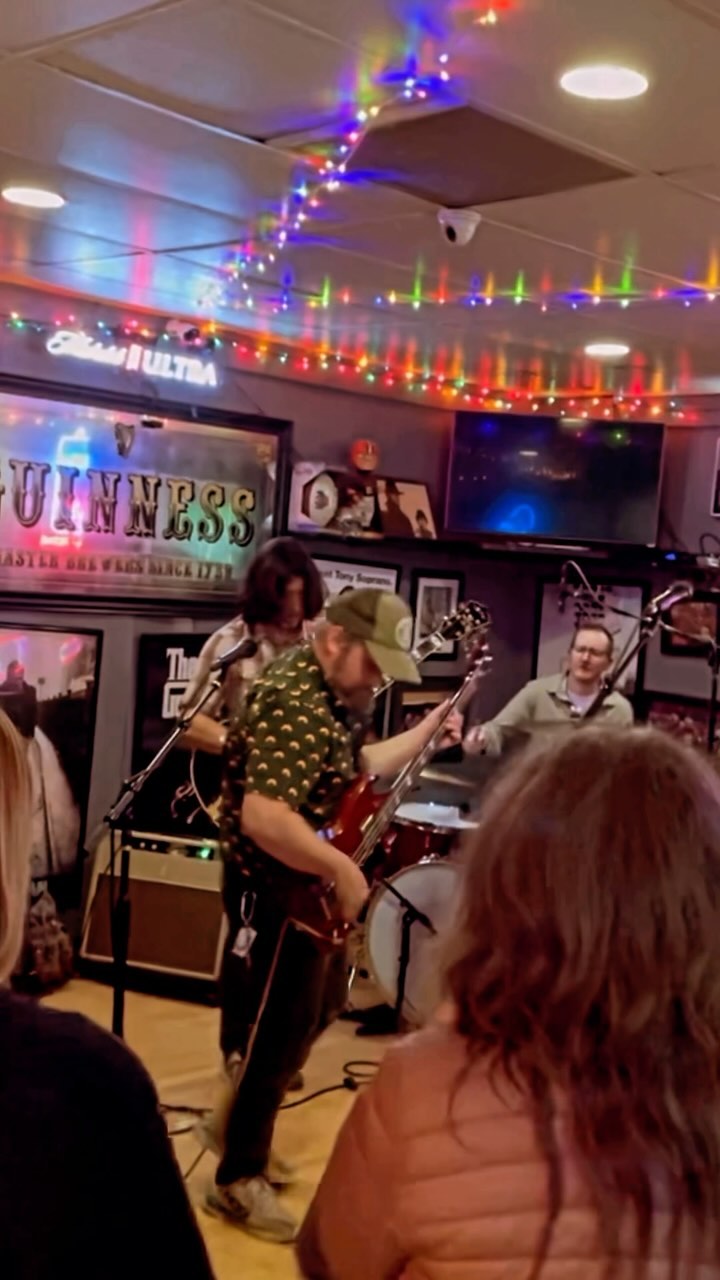 Last Saturday was a great time at @indiaoak_grill (aka The Oak) in Clintonville!
Thank you @franciewooster for taking this video for us. We could tell you were grooving to the music! š«¶
And always fun playing with @mohillgonzo @meyerdarlin @stateofwoo @schockenlou
Until next timeā¦
.
.
.
#ransommusic #ericransommusic #musicianlife #livemusic #indiaoak #clintonville #columbusmusicscene