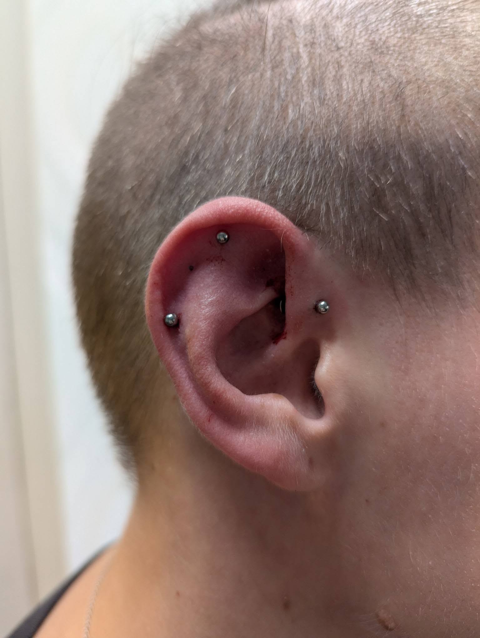 Efter lite bollande med ideer sĂ„ blev det dessa 3 öronpiercings. đ
#piercersinceyear2000 #hÀssleholm #piercingstudio #öronpiercing @ulrikaluckabauer