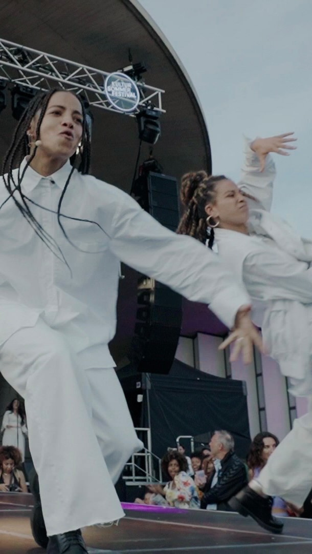 Festival performances I filmed and edited with @dicobaskoro this summer ✨
@expressions.world event curated and directed by @dhvnesh_ with creative event production by @laraelenale & @princela__adwoa and stage design by @ninamarlena & @juliettectl
With artists @kelvyncolt @larypoppins @lyra.pramuk @mosesyoofeetrio and @noahslee performing their music with @asongforyouberlin & The Expressions Orchestra (conducted by @zachariasfalkenberg) With dance performances by @movementseven_ (choreographed by @stephanie.ilova)
At @kultursommerfestival.berlin 2023 in the @gaertenderwelt amphitheater
Support from @cycles_studio