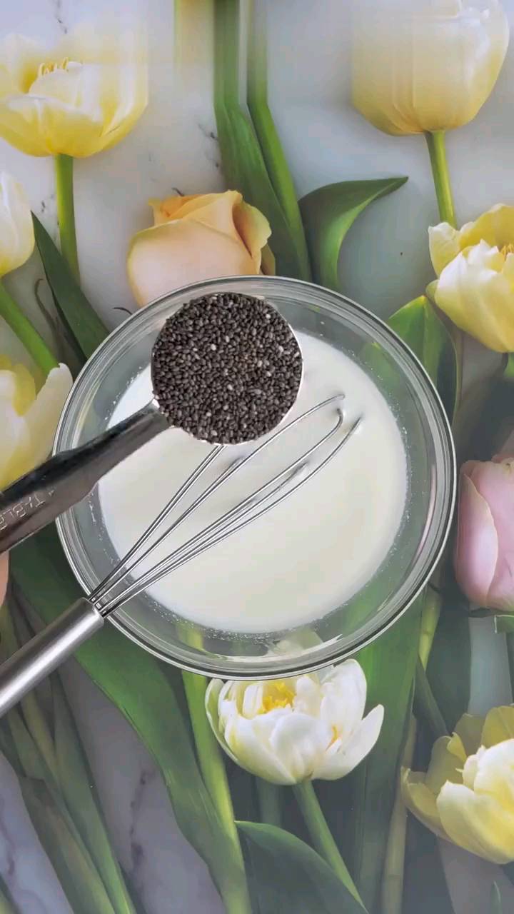 💛Easy Mango Chia Pudding For Summer Breakfast & Weight Watchers!
Ingredients & nutritional Info-
150ml low fat milk- 63cal
1.5 tbsp chia seeds- 70cal
4 soaked almonds- 31cal
1tsp honey- 22cal
100g fresh mango- 74cal
Total calories 260
Protein 9.1g
Fats 9.1g
Fiber 7.6g
Carbs 36g
.
.
#chiapudding #mango #chiaseeds #mangopudding #healthyeating #pudding #dessert #snacks #healthysweets #summertime #mangoparfait #parfait #nocooking #weightwatchers #healthyfood #mangodessert #weightwatchers #glowingskin #recipesofinstagram #healthybreakfast #recipereels #breakfastideas #overnight #chia #oatmeal #foodlove #weightlossrecipes #natureselements
Recepie from @learnlively