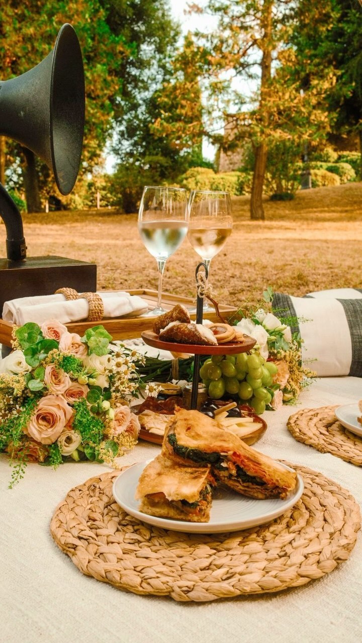 Honeymooners are the best! Thank you @courtneyportelli and @nathan for letting me help celebrate your love.
Come back to Italy soon! Arrivederci!!
Xoxo
Photo cred: @nathan
Florals: @jardindivers
Panini: @pinossandwiches
#picnic #tuscany #tuscandate #wine #pinossandwiches #toscana #tuscansun #roseallday #florence #firenze #florencehoneymoon #honeymoon #romance #prettypicnic