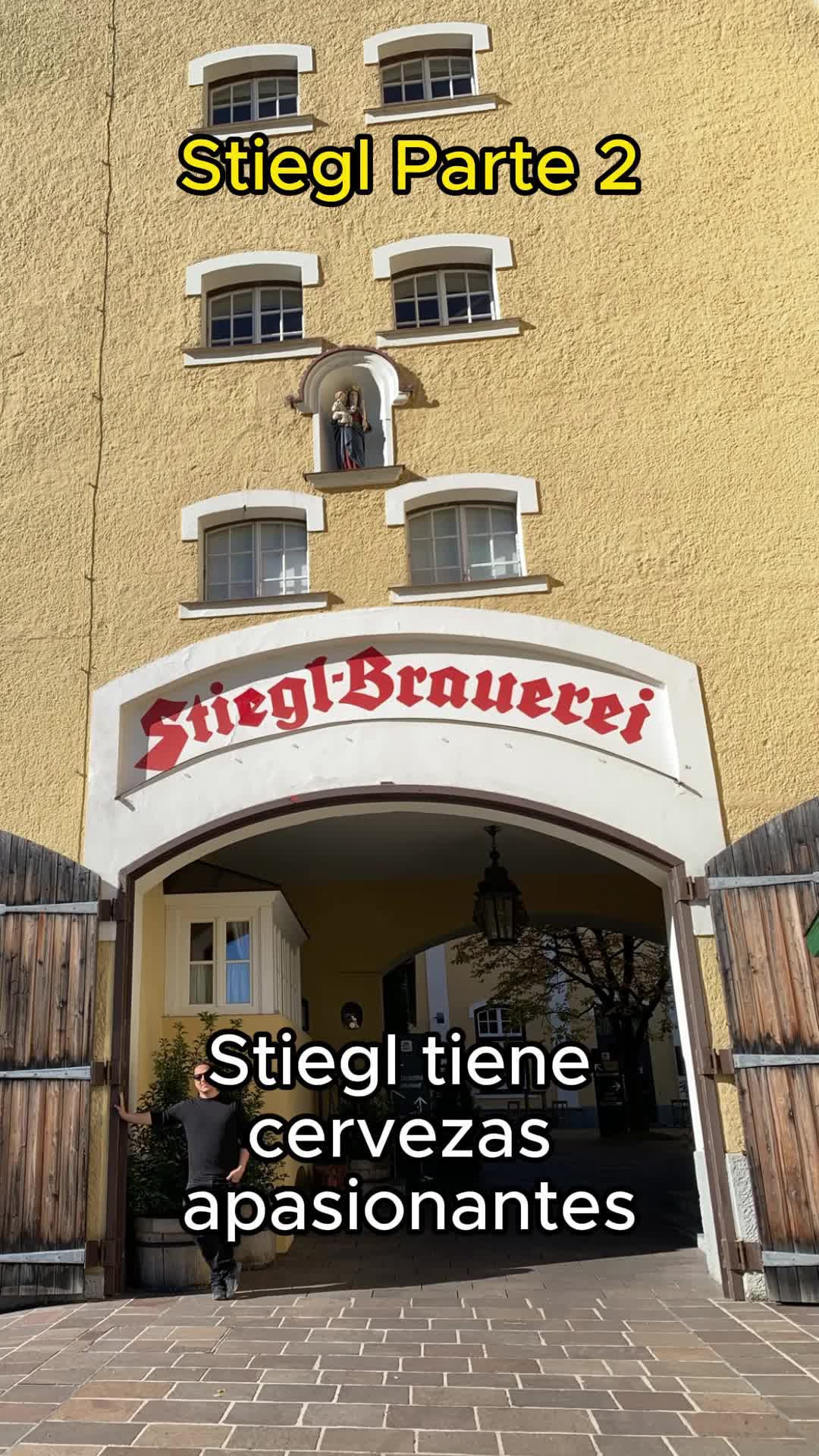 Llegó la segunda parte hablando de la cervecería Stiegl. Exploraremos dos estilos de cerveza muy importantes que producen y las diferencias que los hacen únicos. ¡Vamos allá!Uno de los estilos más destacados de Stiegl es el Goldbräu, que pertenece a la categoría conocida como Austrian Märzen. Ahora, ¿cómo se diferencia del Märzen alemán? La respuesta está en el sabor y la fuerza alcohólica. Mientras que la Märzen alemana tiende a ser maltosa y ambarina, con un contenido alcohólico superior al 5.5% ABV, la Märzen austriaca es más similar a una Munich Helles. Es dorada, equilibrada y tiene un toque de lúpulo, aunque no llega a los niveles de una Pilsner Checa. Además, su contenido alcohólico suele estar por debajo del 5% ABV. ¡Una delicia dorada!Pero Stiegl no se detiene ahí. También son famosos por sus Radlers, una mezcla refrescante de cerveza con limonada o jugo de frutas. Son perfectos para calmar la sed en un día soleado y suelen tener un contenido de alcohol más bajo, alrededor del 2-3% ABV. Con sabores que van desde el limón hasta la frambuesa, las Radlers de Stiegl son una experiencia única de sabor y frescura que no te querrás perder.En resumen, la cervecería Stiegl en Salzburgo, Austria, es un destino cervecero imprescindible. Su Goldbräu estilo Austrian Märzen te ofrece una experiencia dorada y equilibrada, muy diferente de la Märzen alemana. Además, sus Radlers son la elección perfecta para refrescarte en cualquier ocasión. Así que la próxima vez que estés en Austria, ¡no olvides probar las delicias de Stiegl! ¡Salud! 🍻