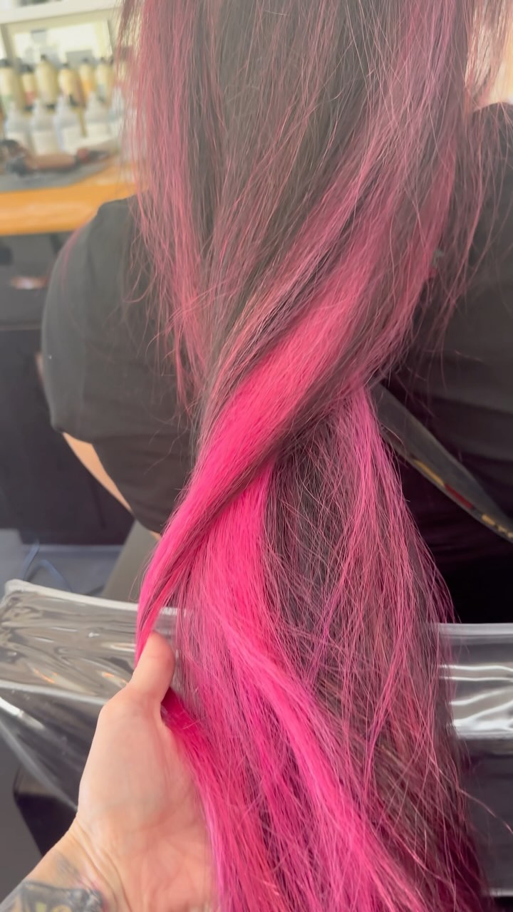 We love a good #pink moment 🤩🩷
Using @pulpriothair #blush & #firstbase
#pinkhair #pinkhighlights #pulpriot #vividhaircolor #creativecolor