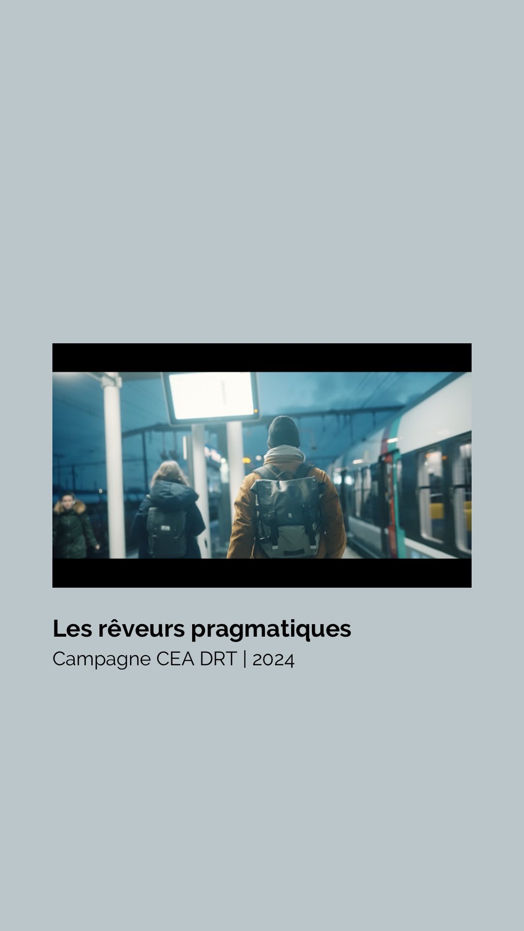 Les rêveurs pragmatiques … un concept que j’ai pensé et posé sur le papier au Printemps 2023 après des heures de réflexion et quelques journées de repérage au plus près des équipes du @cea_officiel. C’est la-bas que l’idée m’est venue ; proche des réalités vécues, là où les tableaux blancs reçoivent une quantité d’encre effaçable à n’en plus finir, là où les carnets se remplissent à vitesse grand V. Car les idées de ses rêveurs n’attendent pas pour répondre aux défis qui nous attendent. Plus que jamais nous avons besoin de la recherche. Quelle qu’elle soit.
Un concept fort qui a seduit lors de sa première diffusion autour du réussi @techandfest et qui se décline en plusieurs contenus vidéos : 1 film manifeste et 1 série de portraits.
Aujourd’hui je vous partage le teaser de la série de films portraits. Nos films préférés avec @henrimothe. 😉 Ensemble nous avons réalisé ces films à l’automne dernier, le talent de @xavierlaurent31 et la joie communicative d’ @amanda_bgno jamais loin. Un travail d’équipe dont je vous parlerai plus tard, autour du partage des autres films.
Merci à @bengirard pour la confiance donnée en décembre 2022, quand ce projet n’était encore qu’une vague idée.
✌🏼
#prod #manifeste #film #teaser