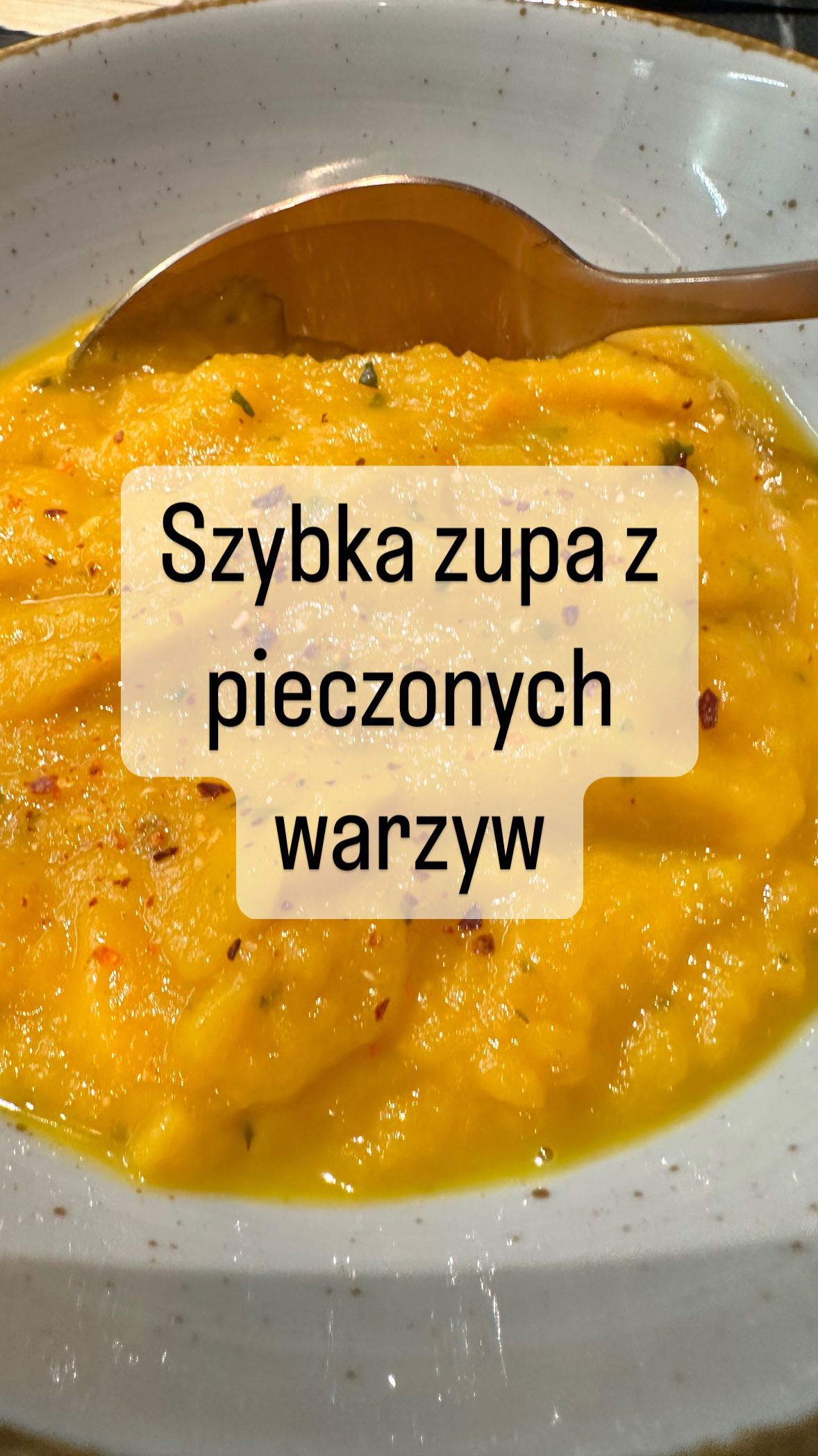 🔹Najprostsza zupa z warzyw🔹
Potrzebujesz tylko:
🔸batata 1-2 szt.
🔸cukinie 0,5-1 szt.
🔸marchew
🔸cebula
🔸czosnek (ja dałam 3 ząbki)
🔸oliwa z oliwek
🔸sól, pieprz, chilli
Warzywa kroimy, wkładamy do naczynia żaroodpornego, polewamy oliwą, posypujemy odrobiną soli. Pieczemy około 40-50 min w 190-200 stopniach.
Upieczone warzywa wkładamy do blendera. Blendujemy z dodatkiem szklanki wody. Po zblendowaniu dodaj tyle wody, aby uzyskać ulubioną konsystencję (ja lubię gęstą zupę więc dodałam niewiele).
Gotowe 👌🏻
Tip: jeśli zrobisz większą porcję, możesz część zblendowanych warzyw (przed dodaniem wody) odłożyć do lodówki i kolejnego dnia wykorzystać jako sos do makaronu 😉
Smacznego! 😋
#healthyfood #dinner #zdrowienatalerzu