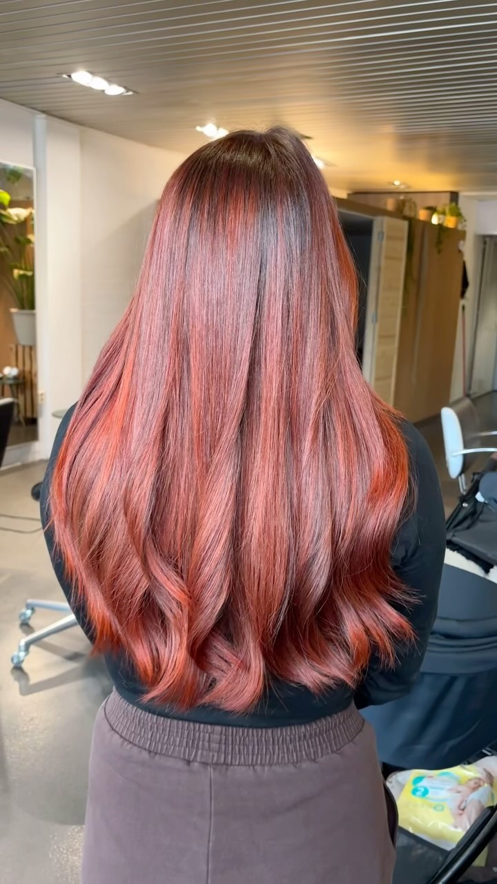 🔥 Transform your look with a fiery coppery red colormelt that’s turning heads! Beautiful @fabiennehagman_ just did, and the results are absolutely stunning. Are you ready to ignite your style with this bold, vibrant shade? 😍
At our eco-friendly salon, we only use the best organic, biodynamic hair coloring to protect your hair, scalp, and the environment. Embrace a gorgeous new you while contributing to a greener planet! 🌍✨
📅 Ready for your own color adventure? Book your appointment today at E Organic Salon and let us craft the perfect shade just for you. Your dream hair is just an appointment away! Link in bio✨
Or find us at www.eorganicsalon.nl
💬 DM us or visit our website to schedule your visit. We can’t wait to meet you and transform your hair with our sustainable and stunning hair coloring options!
#OrganicHairSalon #EcoFriendlyBeauty #CopperHair #ColorMelting #HairTransformation #SustainableBeauty #HairGoals #BookNow