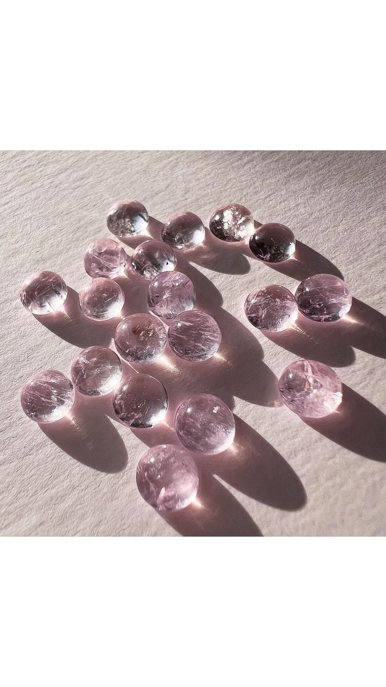 Dzieńdoberek! 🌞
Przedstawiam Wam dziś kolejną garść skarbów, które zawitały właśnie w moim niedawno otwartym sklepie! 👏
Cudne morganity, zwiewne i romantyczne, o szlifach kaboszonowych i rozetowych 💫🌸🍬✨
Pierścionek z każdym z tych kamieni w kilku wariantach możecie zamówić przez moją stronę WWW, której adres znajdziecie w profilu 👌
Zapraszam do odwiedzin! 🤗
:::
Z czasem sukcesywnie będą dołączać tu kolejne pierścionki z różnorodnymi kamieniami 🌈
Ale nie wszystko naraz! Tymczasem wciąż jeszcze przyjmuję zapytania o nie i zamówienia tutaj w wiadomościach, mailu lub formularzu kontaktowym na stronie 🤓
:::
Kilka słów o morganicie 🌸🍬
Morganit to kamień boskiej miłości i szczęścia.
Otwiera na obfitość miłość i przyjęcie siły wyższej, a jednocześnie przyciąga dobrobyt, szczęście, sprzyjające osoby i sytuacje. Sprzyja miłości bezwarunkowej, nowym zdrowym relacjom i pomaga uleczyć i wzbogacić o empatię, spokój, równowagę emocji i bezinteresowność te już istniejące. Wzmacnia działanie naszej intencji.
Morganit zapewnia ochronę duchową przed nieżyczliwymi intencjami oraz nieszczęśliwymi wydarzeniami. Przynosi tym samym więcej pewności siebie, inspiracji i odwagi, ułatwia duchowy oraz intelektualny rozwój.
Energia morganitu dostraja się do czakry serca i oczyszcza z lęku, stresu i traum. Działa korzystnie na ciało w obrębie klatki piersiowej, zwłaszcza serce we wszelkich aspektach i układ oddechowy 👌😌✨
:::
.
.
.
.
.
#ilovemyjob #bartoszciba #jewelrydesigner #bartoszcibajewelry #finejewelry #mójskleponline #mineralmagic #magicring #morganit #nazamówienie #czarymary #kolorowepierścionki #magicznypierścionek #custommade #minimalistjewelry #pierścionekzmorganitem #perfectimperfection #pierścieńarabelli #myprecious #minimalist #daintygoldjewelry #ognistaenergia #wishcometrue #ooak #perfectimperfection #madetoorder #ooakjewelry #makeawish #gemmagic #pierścioneknazamówienie