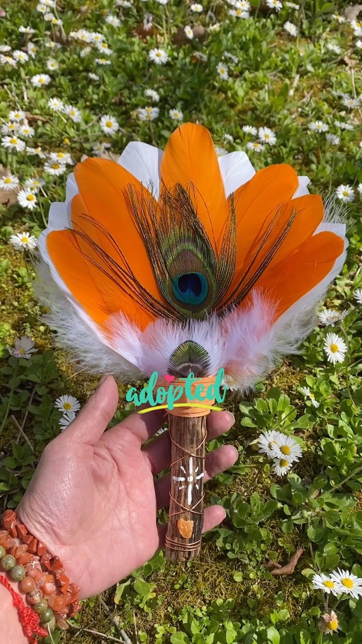 Cet Akawana travaille sur le dépassement des blessures liées au passé, il accompagne à reprendre sa vie en main, à passer du mode survie à la vie. La vie ne nous épargne pas mais il faut verser à l’esprit que notre passage sur terre est une expérimentation. Reprendre sa vie en main passe par de petite chose, des petits pas, qui, mis bout à bout nous permettent d’avancer …
#akawana #objetsacré #plume #bois #creation #creations #creationfrancaise #coeur #artisanat #artisanatfrancais #creationoriginale #creationunique #faitmainenfrance #reels #couleurs #orange #chakras #chakra #forcedevie #loveyourself #aimetoi #prendresoindesoi #prendresoin #chakrasacré #swadhistana #joiedevivre