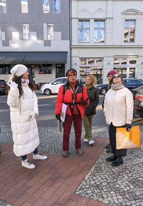 Un fin de semana fuera de las rutas establecidas, lleno de visitas guiadas exclusivas dedicadas a las mujeres de Berlín y el mundo con Berlin nach Maß.🧑🧓👩🦰👱 Descubramos juntos estos y más fascinantes lugares dentro y fuera de la capital alemana. 📸 🇩🇪
.
.
.
#BerlinnachMass #tourspersonalizados #porloscaminosdelahistoria #visitastematicas #arteymuseos #womenpower #frauenmonat #isiberlin #offthebeatenpath #kreuzberg #urbanstreetart #teufelsberg #grunewald #toursconbicicleta #visitastemáticas #berlinyalrededores #followme #explorandoberlin