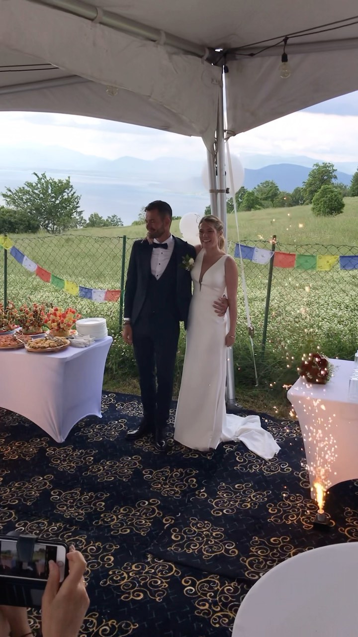 ⭐️ Recap 2023 ⭐️
Malgré un début d’année compliqué je me rends compte de tout ce que j’ai eu la chance de faire cette année !
Une année particulière parce que je n’ai pas eu énormément de projets pro mais tout ceux auxquels j’ai participé étaient incroyables !
Du coup pas mal de perso, beaucoup de potes et de bons souvenirs 😍
Voyages au Canada, en Lettonie, Roadtrip jusqu’en Macédoine du Nord en passant par l’Italie et l’Albanie, les soirées et festivals dans le sud et en Auvergne, des bivouacs en bord de mer en Espagne puis rando en Suisse et j’en passe ! 🤩
Ça m’a fait franchement du bien au moral de monter cette vidéo et de me rappeler tout ces bons souvenirs !
J’ai plutôt tendance à être tourné vers l’avenir mais il faut savoir prendre le temps de regarder en arrière pour voir tout ce qui a été accompli.
J’espère que cette année sera aussi remplie de souvenirs mémorables et d’accomplissement perso et pro.
J’en profite pour envoyer du love à tout mes proches, mes potes, mes collègues sans qui je n’aurai jamais pu vivre tout ça 🥰