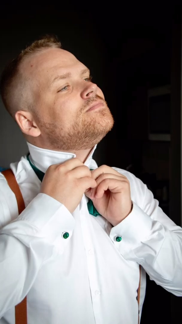 GROOMSMEN are a vibe and I am here for it. Perhaps it’s because I’m a mom of boys, or was always surrounded by awesome guys when I was younger…but when I get the ‘photographer time’ with the groomsmen while they’re getting ready, having a morning beer 😆, I slide right back into ‘one of the guys’ energy. Rolling with their jokes and the way they share space. It’s just different and fun as heck to capture!
#groomsmen #bride2024 #bride2025 #groom2024
#Groom2025 #yeggroomsmen #yeggroomsmen2024 #yegwedding2024 #yegweddings #yegwedding2025 #yegweddingphotographer