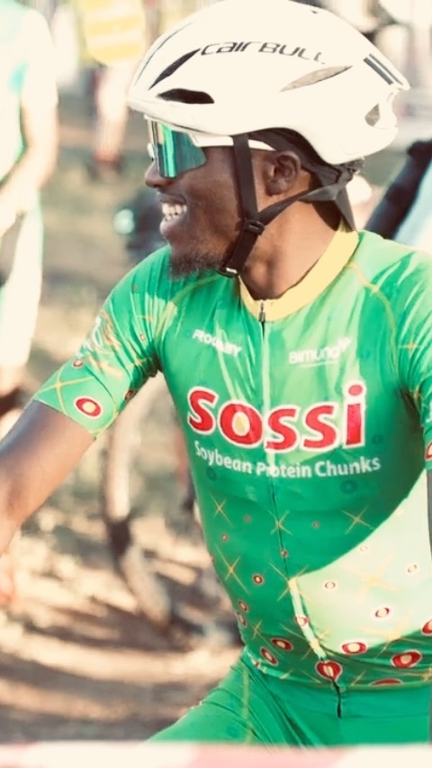 🌄 Calm before the storm. 🚵♂️ We love to ride the #10to4mountainbikechallenge , where racing meets the beauty of nature. 🌿🦒🐘