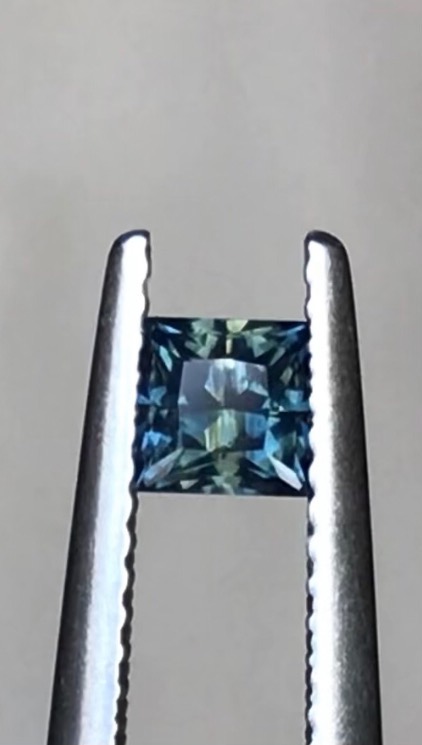 Saphirs d’Auvergne taille princesse, rendez-vous sur notre boutique en ligne pour découvrir les dernières nouveautés 💎
#saphirauvergne #saphirauvergne #frenchsapphire #saphirfrançais #naturalgem #naturalgemstone #pierresethiques #gemme #gemmes #saphir #sapphire #fairmined #ethicalgemstones #ethicalgems #precisioncut #precisioncutting #faceting #facetron #ethicaljewelry #naturalsapphire #unheatedsapphire #minetomarket #teal #tealsapphire #saphirteal #gemstonetraceability #exceptionalgemstones #hautejoaillerie