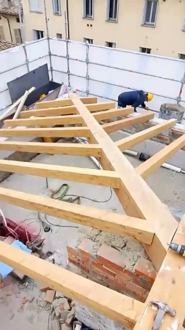 <Tetto in legno>
•
Il prima e il durante della costruzione di una copertura in legno nel centro storico di Parma.