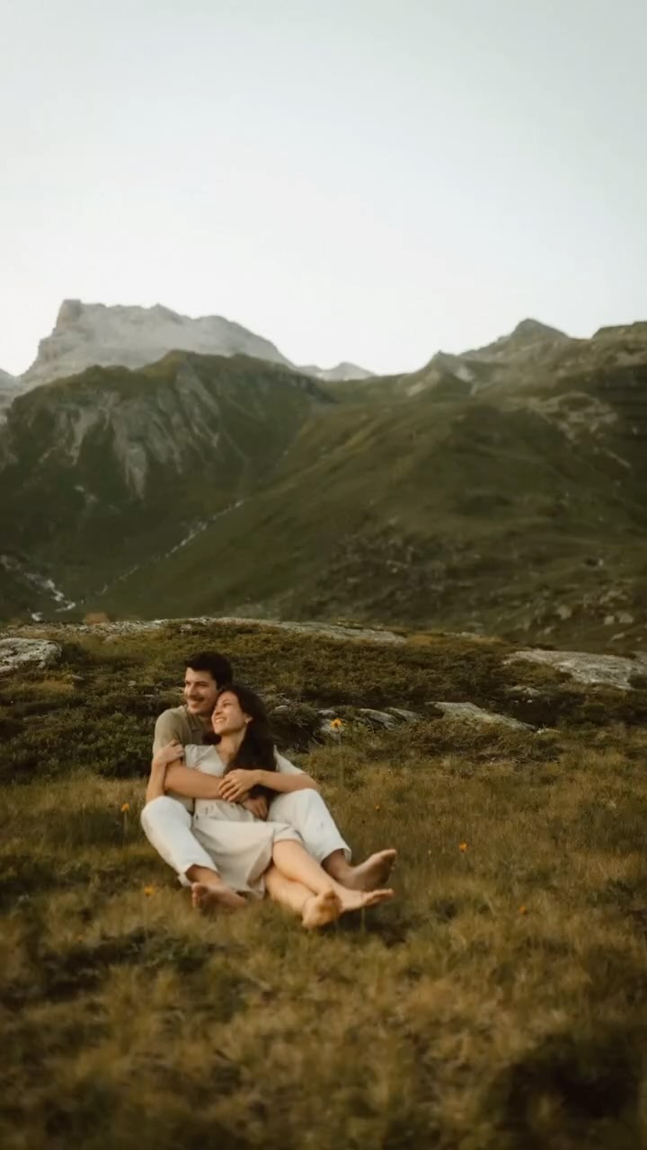 AAAND WHO‘S IN FOR A COUPLE-SESSION IN THE SWISS MOUNTAINS? 🔥 #authenticlove #swissphotographer #lookslikefilm #swissphotographer #swissmountains #emotionsurfers #wildhairandhappyhearts #dirtybootsandmessyhair #couplesession #swissmountains #belovedstories #bitesandtickles #cinematicphotography #couplegoals