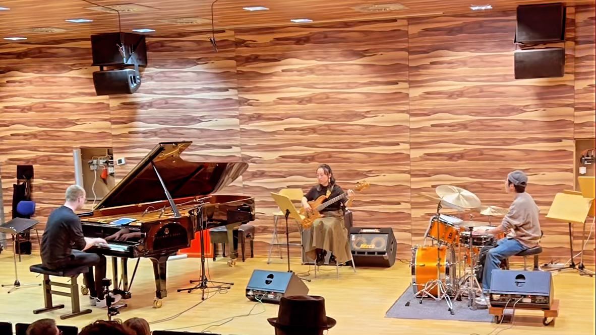 Hier das zweite Stück unseres Beitrags
Dreamer - Hiromi
Wettbewerb der Jazzabteilung @jazzhfmwue
2. Platz
Woman Composers in Jazz
Thanks to @hiromimusic for her music
Bass: @yao_wangyy
Drums: @s18un
Full Video on YouTube. Link in Bio
#hiromi #jazztrio #steinway #steinwayandsons #wettbewerb #jazz #jazzwettbewerb #oddtimesignatures #fun #celebrate #competition #jazzcompetition