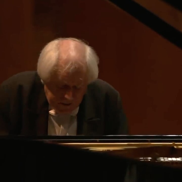 «Sokolov ist bekanntermaßen ein Interpret, dessen Vortrag nicht nach außen gerichtet ist, was er fühlt und meint, zeigt er nicht. Seine Dimension ist die Tiefe. Er spricht ausschließlich durch das Klavier, sendet Botschaften für das Ohr, für den Geist.» Die Presse
Grigory Sokolov am 20. Juni 2024 live im @casino_bern
Infos und Tickets meisterzyklus.ch