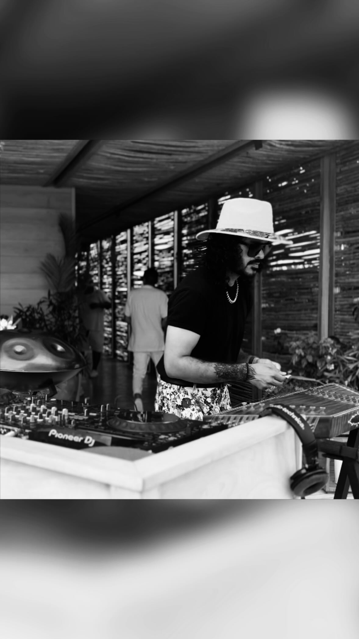 what makes a performance truly unique? it’s the fact that it’s alive; that it’ll never be the same ever again. it’s an art piece that only exists in that time and space!
had loads of fun playing my hybrid set for the @editionrivieramayakanai launch party yesterday! 🌺
#hybridset #santur #indohouse #organichouse #liveset