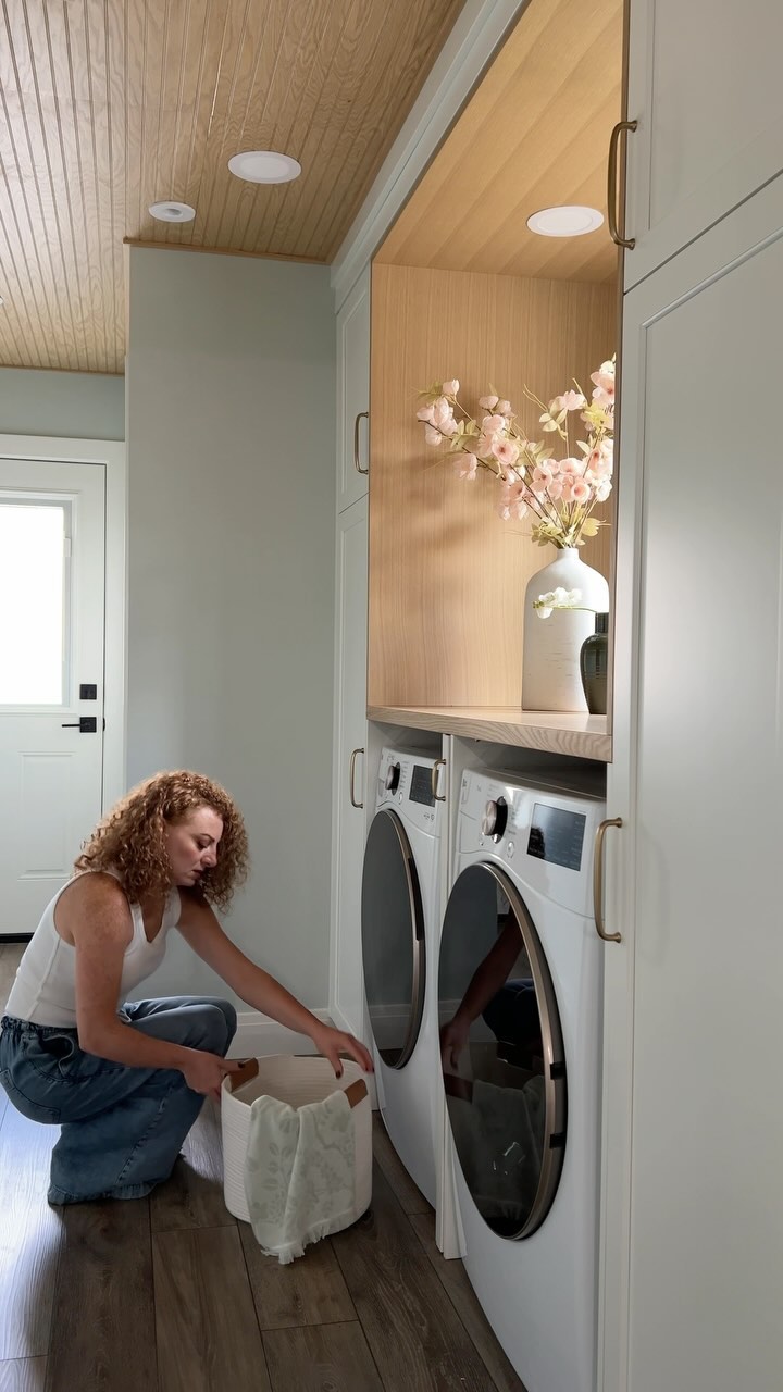 The Sea Salt Laundry! Smells so fresh in here!
The space that will make the laundry chore such an enjoyable one!
The ingredients are simple with a sophisticated look!
Cabinets: SW Alabaster
Tile: @riadtile Zelige white
Wood: white oak natural
Paint color: SW Sea Salt
With touches of pink in the flowers! So fresh and unique!
Design/Style: @dianarizkodesign
#dianarizkodesign #modernlaundry #laundryroom #luxurylaundry #interiordesign #glenellyn