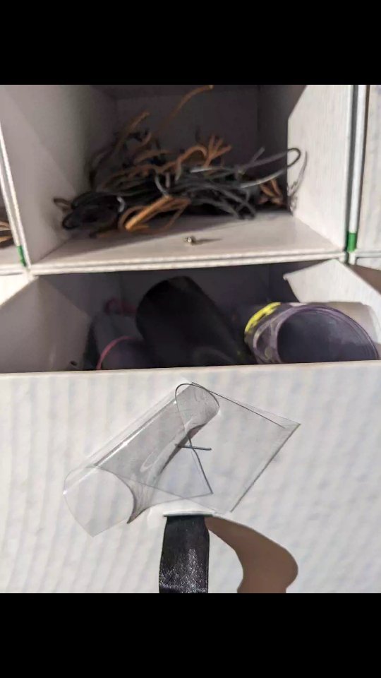 Onze materialenbank is de laatste tijd goed gebruikt, en zo zijn vele doosjes alweer bijna leeg. Anderen, zoals de oranje dopjes van TCKI zijn vers bevoorraad. Heb jij nog tips voor ons betreft interessante bedrijven in regio Arnhem/Nijmegen met gave reststromen, laat het weten!
Nogmaals bedankt voor de mooie opberg doosjes @zenonenergyeurope
#maakonderwijs #makereducation #circulairdesign #wastefree #circulairestad