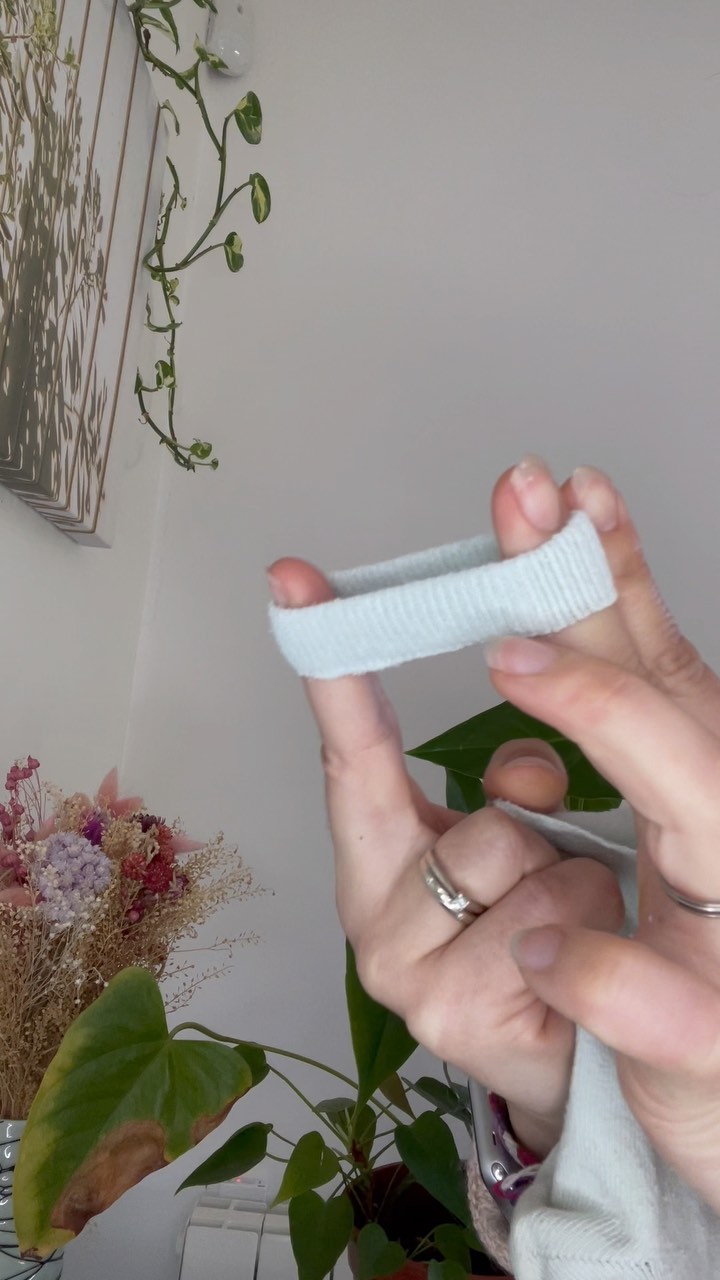 Mission : offrir une nouvelle vie aux chaussettes usées.
1ere partie : on coupe l’élastique et on le récupère pour les cheveux.
2e partie : on garde le reste de la chaussette pour nettoyer.
#chaussette #elastique #recup #secondevie #nettoyage