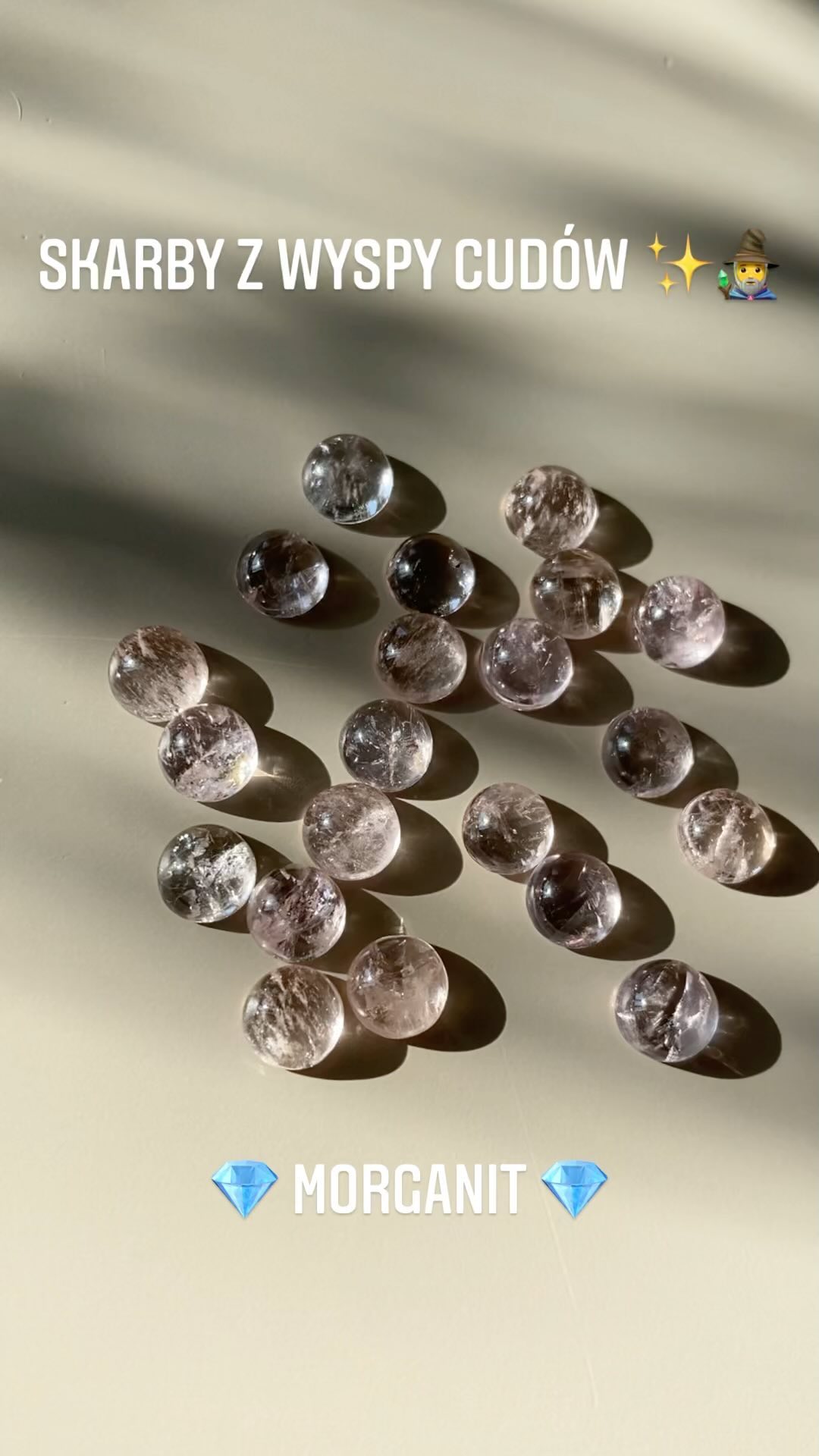 SKARBY Z WYSPY CUDÓW ✨🧙♂️
:::
Dobry dzień! 🌞
Przedstawiam Wam całkiem nowy cykl! 🎥
Raz w tygodniu będę przygotowywał dla Was rolkę prezentującą wybraną grupę kamieni, kilka zdjęć przykładowych pierścionków, a w opisie ich ceny 🤗
:::
💎 MORGANIT
Do wyboru mamy cudne morganity o rożnym stopniu przejrzystości, w czterech kształtach ✨
Ceny pierścionków są następujące:
Okrągłe gładkie 6 mm
- 950 zł na obrączce 1,0 mm
- 1100 zł na obrączce 1,2 mm
- 1300 zł na obrączce 1,5 mm
- 1600 zł - 1,5 mm z małym brylantem osadzonym obok w obrączce 💎
- 1900 zł - 1,5 mm z 2 brylantami symetrycznie 💎💎
Nieregularne fasetowane rozetowo 8,3-14 mm
- 1250-1300 zł na obrączce 1,0 mm
- 1400-1450 zł na obrączce 1,2 mm
- 1600-1650 zł na obrączce 1,5 mm
- 1900-1950 zł - 1,5 mm z małym brylantem osadzonym obok w obrączce 💎
- 2200-2250 zł - 1,5 mm z 2 brylantami symetrycznie 💎💎
Owalne fasetowane rozetowo 8 mm
- 1300 zł na obrączce 1,0 mm
- 1450 zł na obrączce 1,2 mm
- 1650 zł na obrączce 1,5 mm
- 1950 zł - 1,5 mm z małym brylantem osadzonym obok w obrączce 💎
- 2250 zł - 1,5 mm z 2 brylantami symetrycznie 💎💎
Jest też kilka większych gładkich okrągłych kaboszonów do indywidualnej wyceny (->PM📮)
:::
Cieńsze obrączki mogą być młotkowane lub gładkie (1,5 mm z brylantem tylko gładka), a wykończenie złota satynowe lub na połysk ✨
Pierścionki na zdjęciach powstały na zamówienie ✏️
Napisz do mnie aby spełnić marzenie i zamówić podobny pierścionek dla siebie lub kogoś bliskiego 🤗📮💍👌✨
:::
.
.
.
.
.
#ilovemyjob #bartoszciba #jewelrydesigner #bartoszcibajewelry #finejewelry #wishcometrue #skarbyzwyspycudów #wyspacudów #madetoorder #ooakjewelry #makeawish #gemmagic #islandofwonder #pierścioneknazamówienie #mineralmagic #magicring #nazamówienie #czarymary #kolorowepierścionki #magicznypierścionek #custommade #minimalistjewelry #perfectimperfection #pierścieńarabelli #myprecious #minimalist #daintygoldjewelry #morganite #morganit #pierścionekzmorganitem