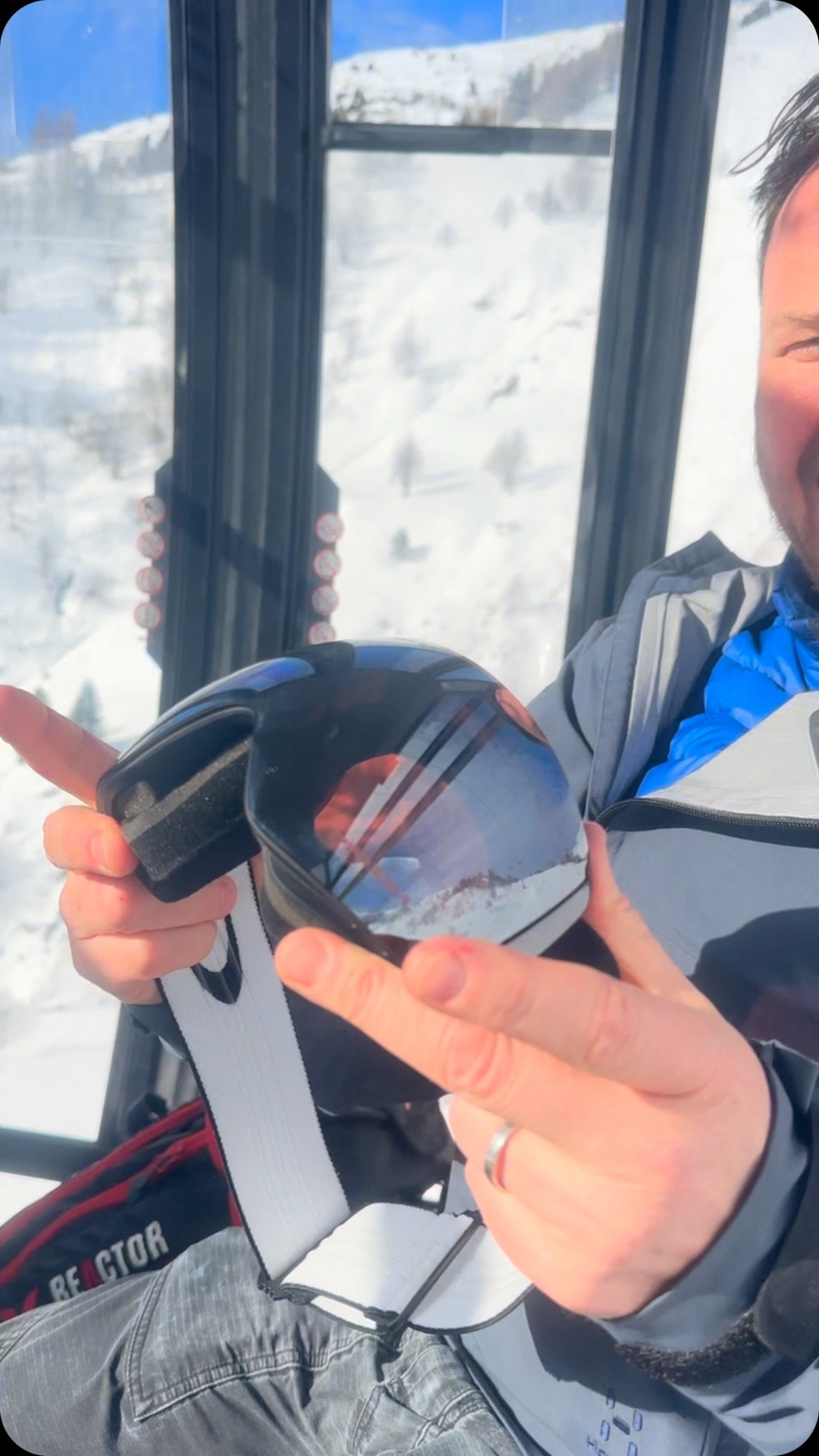 When the weather change, change the lens … easy at home, not so easy when you are speed 😂😂…
#snowboarding #snowboard #snow #board #chamonix