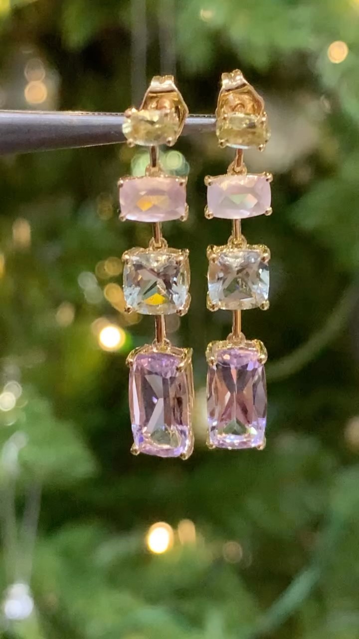 Day 14 of our Advent Calendar of Jewellery and Gems brings you these stunning 18ct yellow gold gem set drop earrings.
We are completely in love with colour at the moment and love all the different Quartz gems in these earrings: long cushion cut rose coloured amethysts, pale green cushion cut amethysts, long cushion cut rose quartz and oval lime green quartz.
The gradation of colours, gems sizes, shapes and orientations make for a very special pair of party season earrings!
However we think they would also look great with a tan, a T-shirt, jeans and sandals on your 2024 summer holiday.
DM us or call on 0141 248 3037. There is only one pair of these earrings in stock!
#mundieandson #roseamethyst #greenamethyst #rosequartz #limequartz #18ctyellowgold #statementearrings #partyearrings #summerjewelry #summerjewellery #glasgow #glasgowlifestyle #glasgowjeweller #diamonds