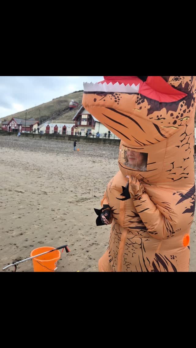 First @kicasaltburn beach clean of the year.
Thanks @vonlloydahoffen for joining me as a #trex
We did a slow dance and the time warp.
Tricky with dinosaur arms.
Brilliant turnout. Loads of kids! Well done parents!
@2minutehq
@keepbritaintidy
##beachclean
#lovewhereyoulive