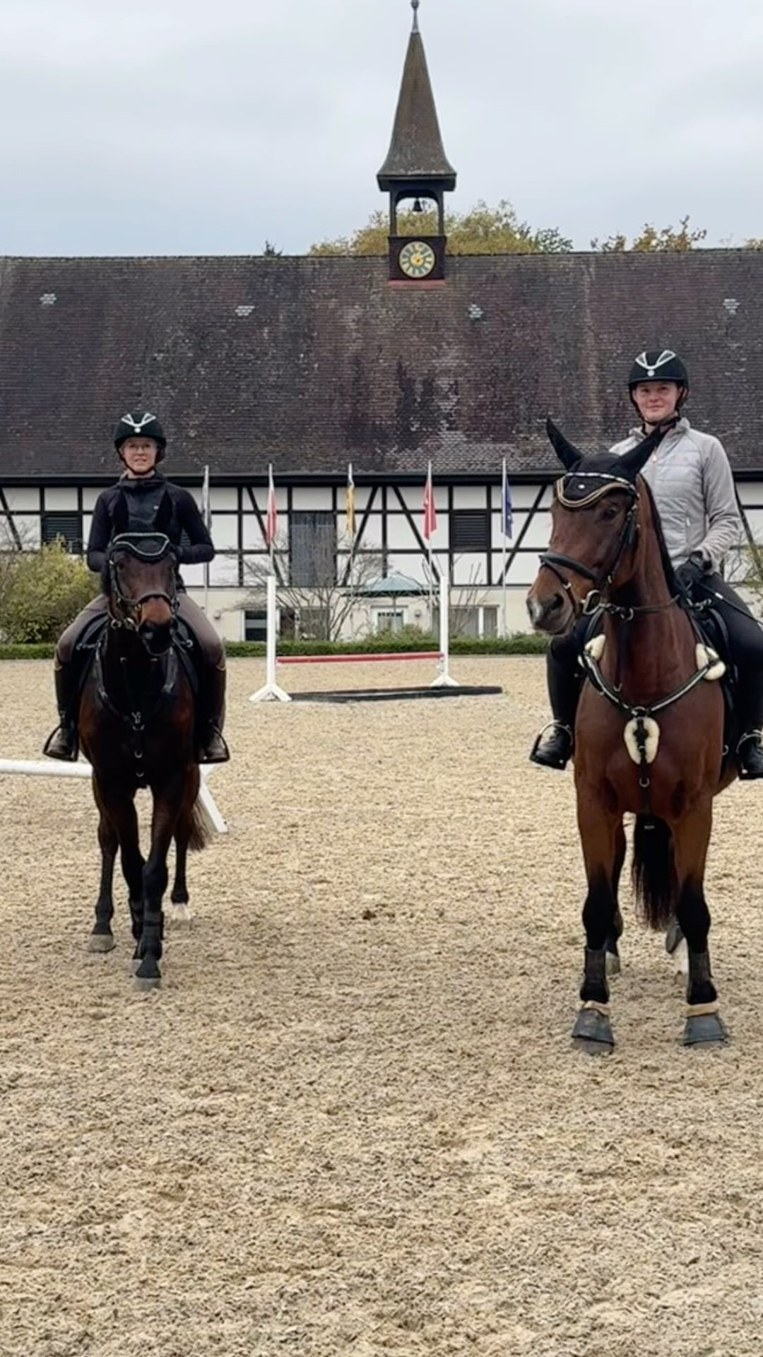 Lehrgang mit dem „großen Reitschülerinnen“ und ihren eigenen Pferden beim Hessischen Landestrainer Tim Friebertshäuser auf dem Gut Weiherhof. Tolles und lehrreiches Wochenende 🐴😊👍
