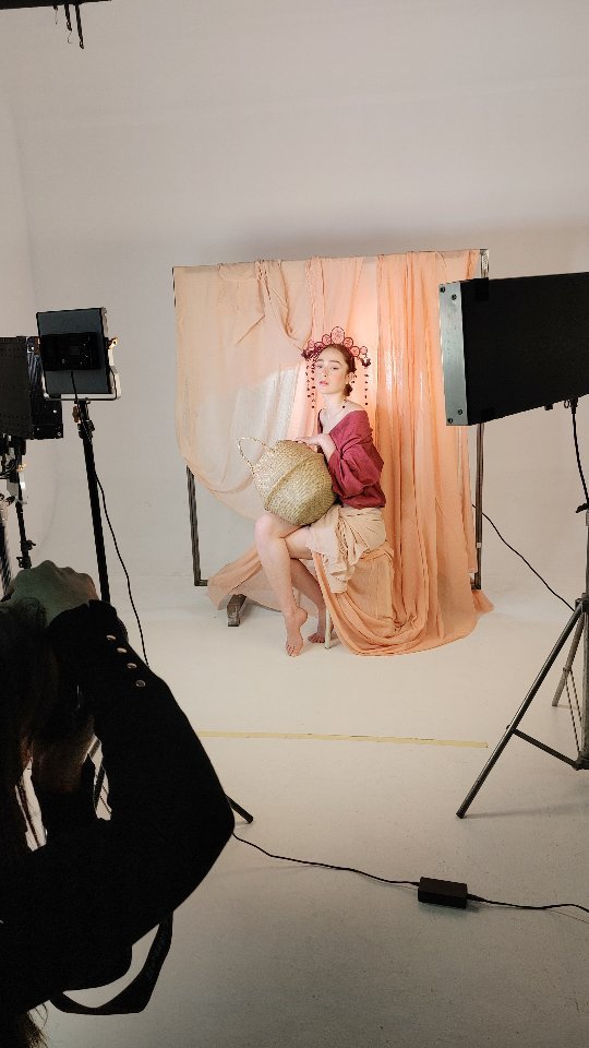 Sooting day✨✨✨
Gracias equipo!!! 😍🙌❤❤❤
Fotografía: @esmeraldamartinphoto
Modelo: @notmarinavallespir @inner.models
MUA: @_lu_deg
Ropa: @atelier.aletheia
Piezas Artesanales: @luciadegustin
Dirección de arte: @_lu_deg
En @sotano.a
#artesaniacontemporanea
#luxurycraftsmanship #crochet #margaritas #historiasconalma #silkflowers #naturaldye
#floresartesanales #tintesnaturales #guardianasdehistorias
#somosguardianasdehistorias #piezasunicas #modaconvalores #naturaldye
#modasostenible #silk
#luciadegustin
#artesaniacontemporanea #artesaniadeexcelencia #madeinspain