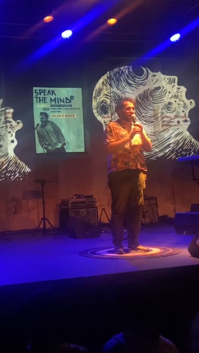 Mit schlechtem Englisch und (schweizer)deutschen bin ich ans Spoken Word Festival in Kapstadt gefahren. Was für ein grossartiger Auftritt. Der Bustext dauert eigentlich vier Minuten. Mit all den Reaktionen und meinen improvisierten Übersetzungsversuchen wurde eine 8-Minuten-Performance draus. Hab das mal auf 3 Minuten Reel-Länge runtergeschnitten. Viel Spass damit :)
Soll ich von den anderen Texten, die ich da Vorgetragen habe, auch was raufladen?
@speakthemind_sa