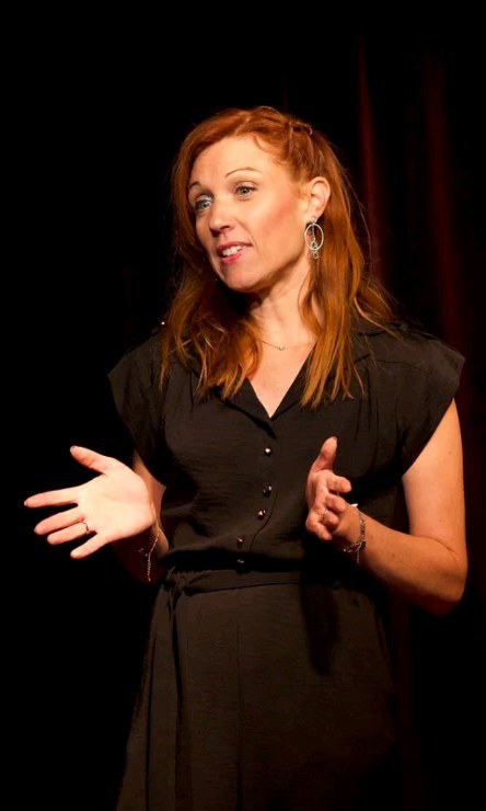 Née à Lyon, bercée par le cinéma, le son, la musique et le doublage dès ses premiers boutons d’acné, Christèle est au service de la production audiovisuelle sur Paris depuis le début de l’an 2000.
Comédienne, danseuse, sportive, mère d’une belle fratrie, elle déborde d’énergie et le partage sur scène.
D’abord assistante son dans les auditoriums puis Directrice de Post Production en téléfilms, longs métrages et publicités.
Des cours de théâtre plus jeune, et de ses envies de passer de l’autre côté de la caméra, de sortir de l’ombre, Christèle se lance comme comédienne en 2011. Intégrant la Compagnie de théâtre d’Etienne Rattier, puis le monde du doublage, les tournages de téléfilms et publicités animent son quotidien. En 2019, « Un bout de scotch » arrive finaliste du Festival de court métrage Nikon : co-écriture, comédienne et production.
Après sa formation d’animatrice radio auprès de Leslie Bedos et Jacky Gallois, elle assure un été de chroniques pour AIRSHOW sur la radio de Arno Koby. En 2022, accueillie par l’Ecole du One man Show, elle affine son jeu et se lance dans l’écriture de son seule en scène. Son 30 minutes en poche, aux multiples facettes dont celle de la quarantaine, des plaisirs de l’adolescence, et des seconds rôles, elle distille une énergie et une personnalité pétillante, aiguisée. Déjà complet plusieurs fois au théâtre du bout, elle part en quête des régions pour la saison 2024/2025. Vous pourrez la retrouver sur les plateaux de Comedy club de Paris toute l’année, au Kings Comedy club de Bruxelles en septembre 2024
Envie de suivre cette artiste ? C'est par ici @chrisbaranzelli
Vous êtes professionnel du spectacle et souhaitez contacter cette artiste ? Rdv sur notre site/ Lien en bio.
#standup #comedie #comédienne #spectacle #acting #ohlartiste