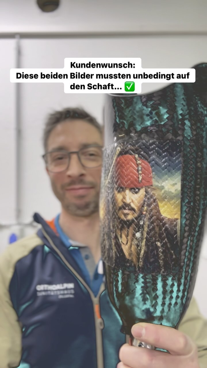 Der Kunde wollte unbedingt diese beiden Bilder auf seinen Schaft.
Das habe ich so, in der Art, noch nie gemacht.
Die Designfirma meines Vertrauens @westdesignzillertal hat mir diese spezialdrucke erstellt.
Die Verarbeitung hat grundsätzlich super funktioniert, jedoch hat sich die C-Faser unter den Bildern nicht so breit aufgeschwemmt wie die restlichen Fasern. Dies führte dazu, dass die Fasern unter dem Bild eine recht starke Kontur/ Relief am Bild zur Folge hatte und sich Harz in diesem Vertiefungen gesammelt hat, die dann beim abziehen der Oberfolie teilweise herausgebrochen sind und die ich dann alle herauslösen musste (teils mit Aale, teils mit Druckluft).
Leraning: entweder C-Matte als letzte Lage, oder einen Schöheitsguss mit den Bildern zum Schluss. *man lernt nie aus* 🙃
🇬🇧 this design was a special wish. My customer wanted to have those two pics on his new socket.
I’m not a 100% satisfied, since the structure of the carbon is too dominant. But he likes ist.
Learning: the next time I’d either have a carbonmat as last layer or I’d make a beauty-finish as final layer… 🤷🏽♂️🙃
•
•
#orthopädietechnik #oandp #unterschenkelprothese #prosthesis #belowkneeprosthesis #prothese #prosthetics #beinprothese #prostheticleg #carbon #karbon #amputiert #amputee #amputeelife #lifestylemedicine #handwerk #handmade #handcrafted #handwerksstolz #handarbeit #immerweiter #lustaufhandwerk #custommade #meinhandwerkhilft
#trialanderror