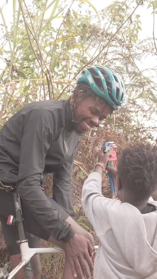 Kinjah and Gicheru might ride together, but when it comes to football, it’s Chelsea vs Arsenal 🚴⚽️– as Didi the investigating reporter discovers.