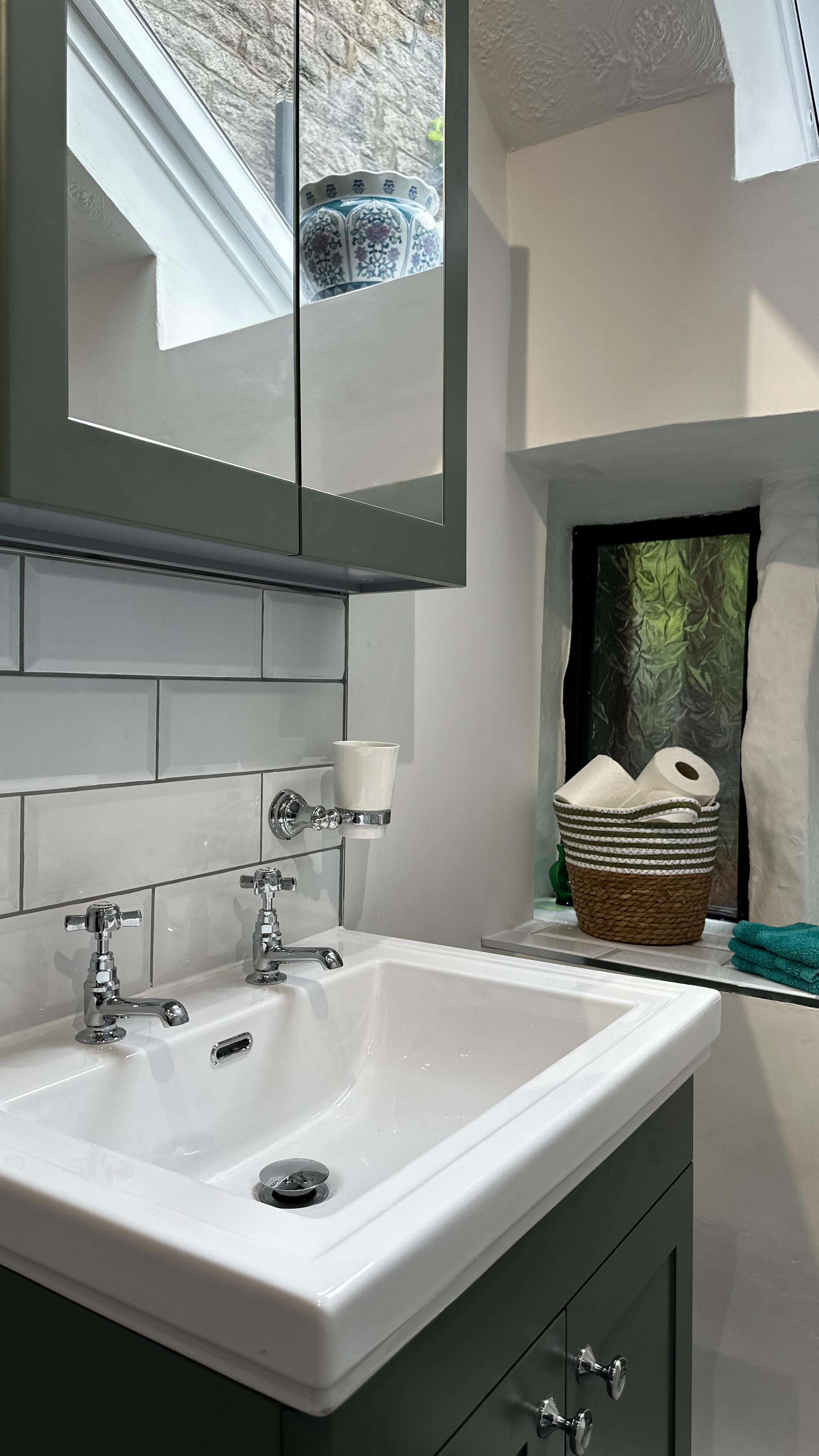 When modern meets traditional 🤝
In our most recent bathroom renovation, we seamlessly blended modern design with the traditional architecture of this beautiful cottage home, creating a soft balance between old and new.
Thinking about updating your dated bathroom to something a little more aesthetic? Give us a call on 07513263518 📲
#bathroomremodel #bathroomrenovation #bathroommakeover