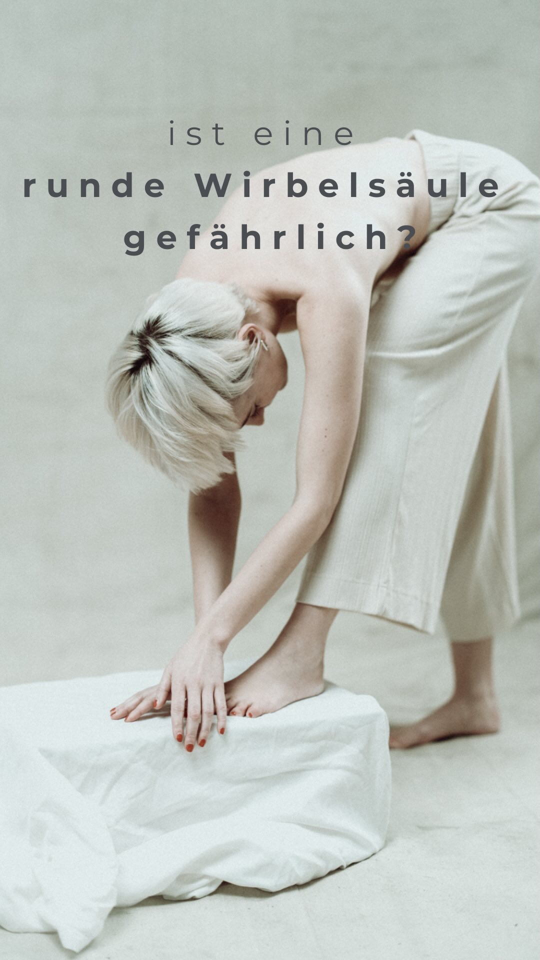 Die Obsession im Yoga, immer mit geradem Rücken in eine Haltung zu gehen, hat eine gute Intention – die Verletzungsprävention .
Doch im Alltag sind wir auf die vielen verschiedenen Bewegungsmuster unserer Wirbelsäule angewiesen 🌀, weshalb es wichtig ist, sie im vollen Umfang zu belasten.
Die Aussage „Ein runder Rücken ist schädlich“ kann oft sogar selbst schädlich wirken 🚫, da sie Nocebo-Effekte fördern und Menschen Angst vor Bewegung machen kann.
Es gibt immer mehr Forschung zu Nocebo-Effekten in der Physiotherapie 📚.
Negative Formulierungen oder Warnungen vor möglichen Schmerzen ⚠️ können zu verstärktem Schmerzempfinden führen.
Eine Studie von Corsi & Colloca (2017) zeigte, dass die Schmerzempfindlichkeit stark mit dem erwarteten Schmerz korreliert 🔍. Es ist deshalb wichtig, welche Sprache wir in unseren Klassen nutzen 🗣️.
Hinweis: Individuelle Fälle, wie z. B. Reha, sind hier ausgenommen.
Wenn du dich für eine wissenschaftliche Perspektive in Bezug auf Yin Yoga interessierst 🧑🔬, dann melde dich für meine Weiterbildung an :
#
Yin Yoga 2.0 – Wissenschaft und Praxis vereint
🗓️ 21.03 - 23.03.2025
📍 Berlin
Link in der Bio
#yinyoga#yinyogaausbildung#yogascience