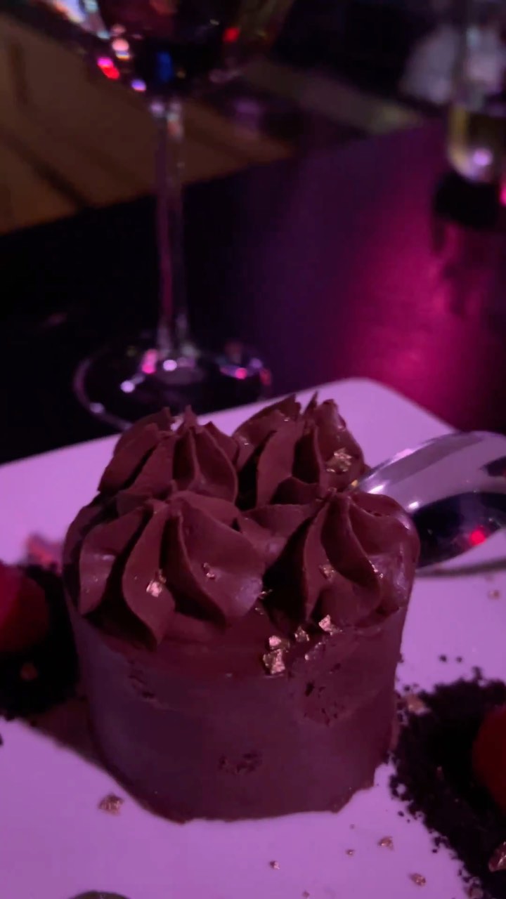 A reminder to book that date night at @vibratogrilljazz. Love that they had several plant based options on the menu, even the moistest most decadent chocolate cake. 😋
.
.
.
#losangeles #losangelesvegan #livejazz #jazzclub #vegan