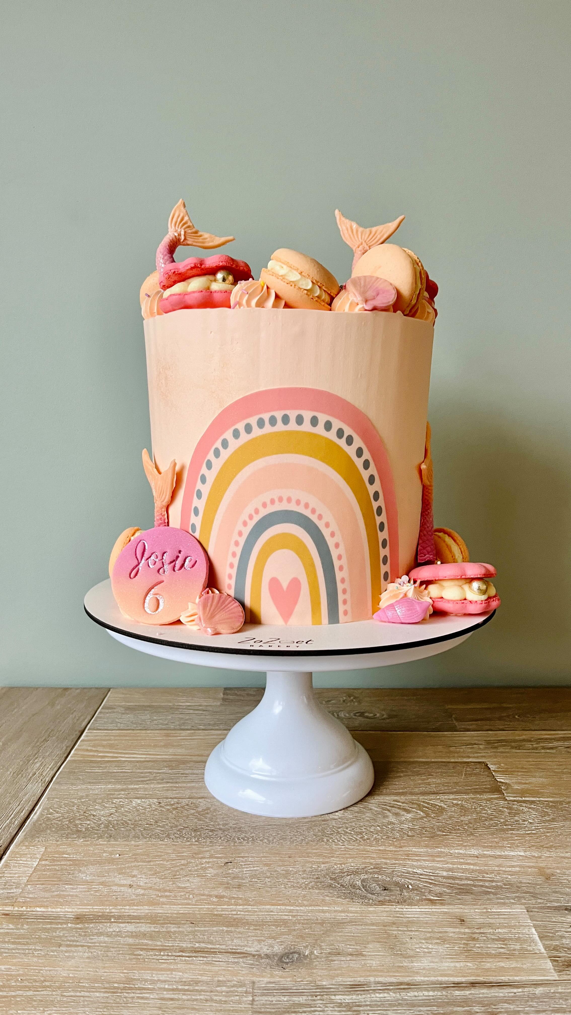 ✨Regenbogen en zeemeerminnen✨
Kan je kindje moeilijk kiezen welk thema zijn of haar verjaardagstaart moet hebben? Geen paniek! Ook Josie kon niet kiezen tussen regenbogen en zeemeerminnen. En tadaa!
Zeemeerminnen zijn één van de meest populaire thema’s van het moment. Ik ben nu wel benieuwd: moest jouw kindje zijn of haar verjaardag vandaag vieren, welk thema zou het dan zijn?
Ook zin gekregen in een mooie én lekkere ZoZoet verjaardagstaart? Bestel dan zeker op tijd via www.zozoet.be/bestellen 😘
#zozoettaart #verjaardagstaart #zozoetoostende #zozoetmacarons #oostende #macarons #macaronsoostende #zeemeermintaart #regenboogtaart #mermaidcake #rainbowcake #cakedesign #cakedecorating