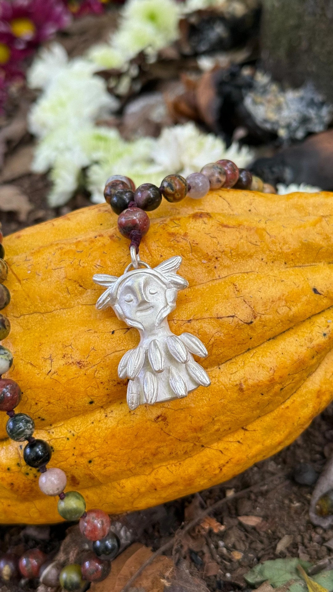 Honoring her, the goddess & spirit of Cacaocita - I’x Cacao and all the beautiful women in this world 🌎🤎✨🍃
•
•
Enjoy ✨
Love, Mayu 🫶
🎶: I’x Cacao - by mayudelavida
📿: @riveroflife_souljewelry
#medicinesong #cacao #ixcacao #cacaohappiness #womencircle #mayacosmovision #saundbath #voiceliberation #cacaodelavida #medicinewoman #enjoylife #mayudelavida