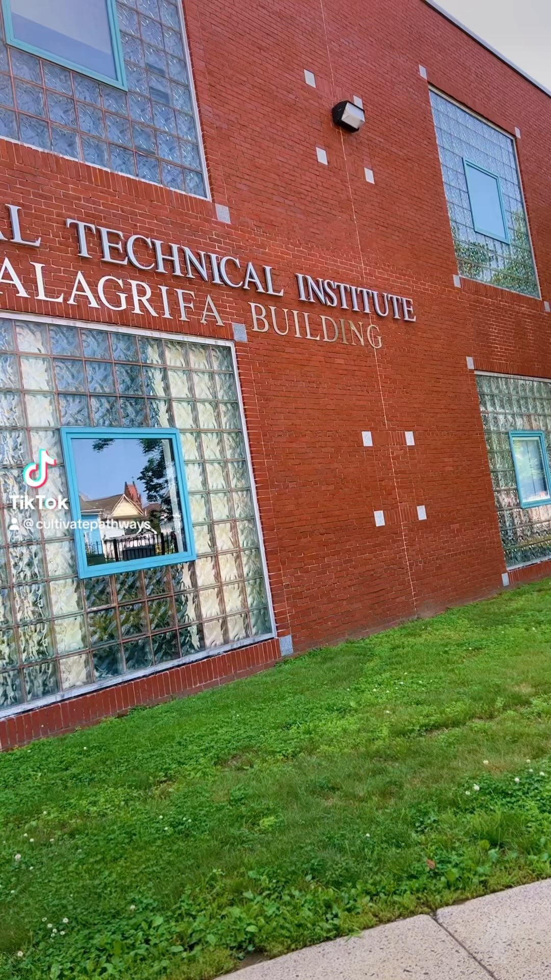 Heidy López is a talented fellow working at Abretech, specializing in graphic design. Let’s take a look into a day in her life at work.