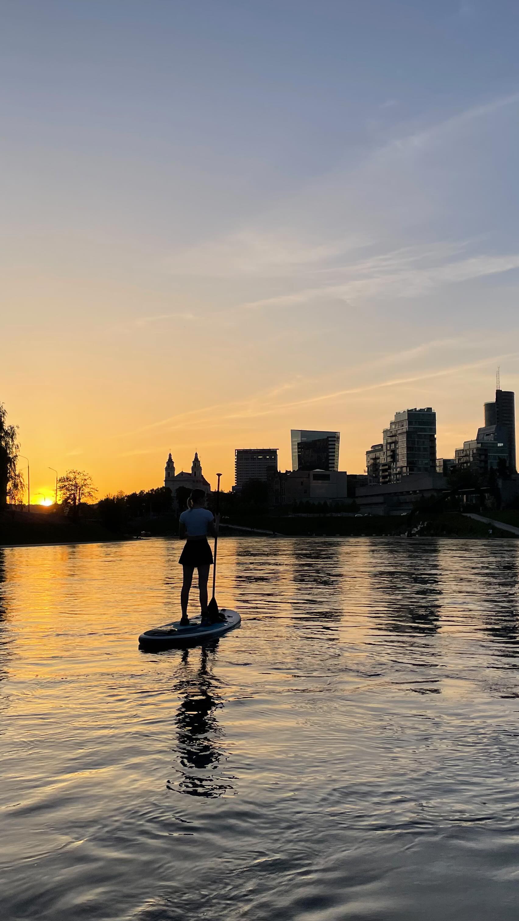 Gražiausių vakarų mieste metas 🧡
#miestoturai #gosup #Vilnius #lithuania #irklentės #standuppaddleboarding