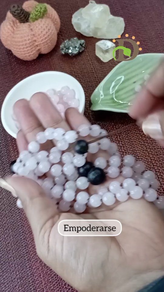 El Japamala de 108 cuentas se utiliza para meditar, mantralizar o realizar afirmaciones.
El número 108 tiene muchos significados interesantes, en la numerología hindú el 1 representa el ser supremo, el 0 la vacuidad y el 8 la conciencia del ser.
También es la distancia y medidas relativas que existen entre la tierra, el sol, la luna y sus diámetros.
En algunas tradiciones se dice que repetir 108 veces un pensamiento lo hace realidad.
#japamala #cuarzorosa #rosequartz #hechoamano #meditation #meditacion
