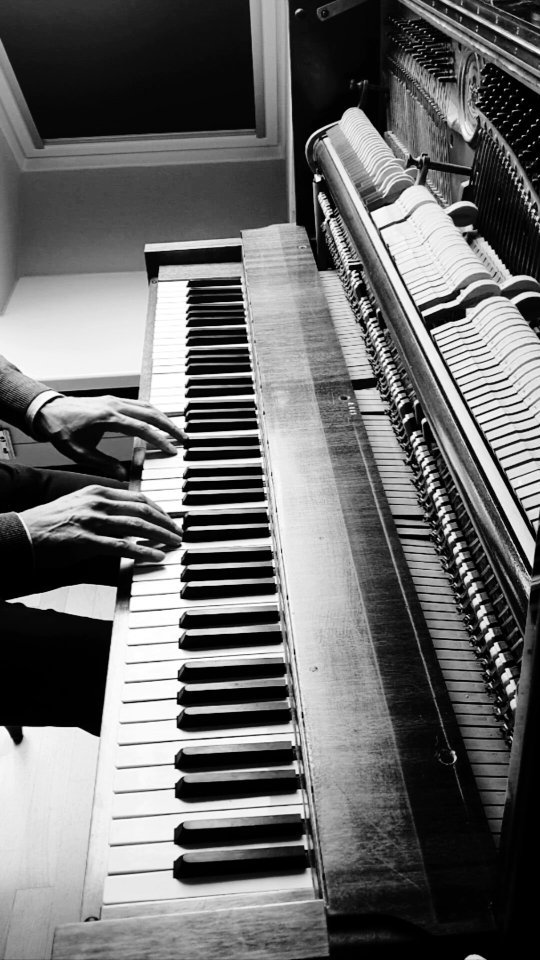 Today I can announce that the second single from my upcoming album “Lullabies That Span The World” has been released - 'Vuggevise' is the Danish word for 'lullaby'.
.
Here you can hear the first 30 seconds on my ÖSTLIND & ALMQUIST piano - on all major streaming platforms there is a “Felt Piano” version. I hope this single and the subsequent album will help you finding a good night's sleep. Have a great weekend!
.
#piano #pianolovers #pianoplayer #pianosolo #pianistsofinstagram #vuggevise