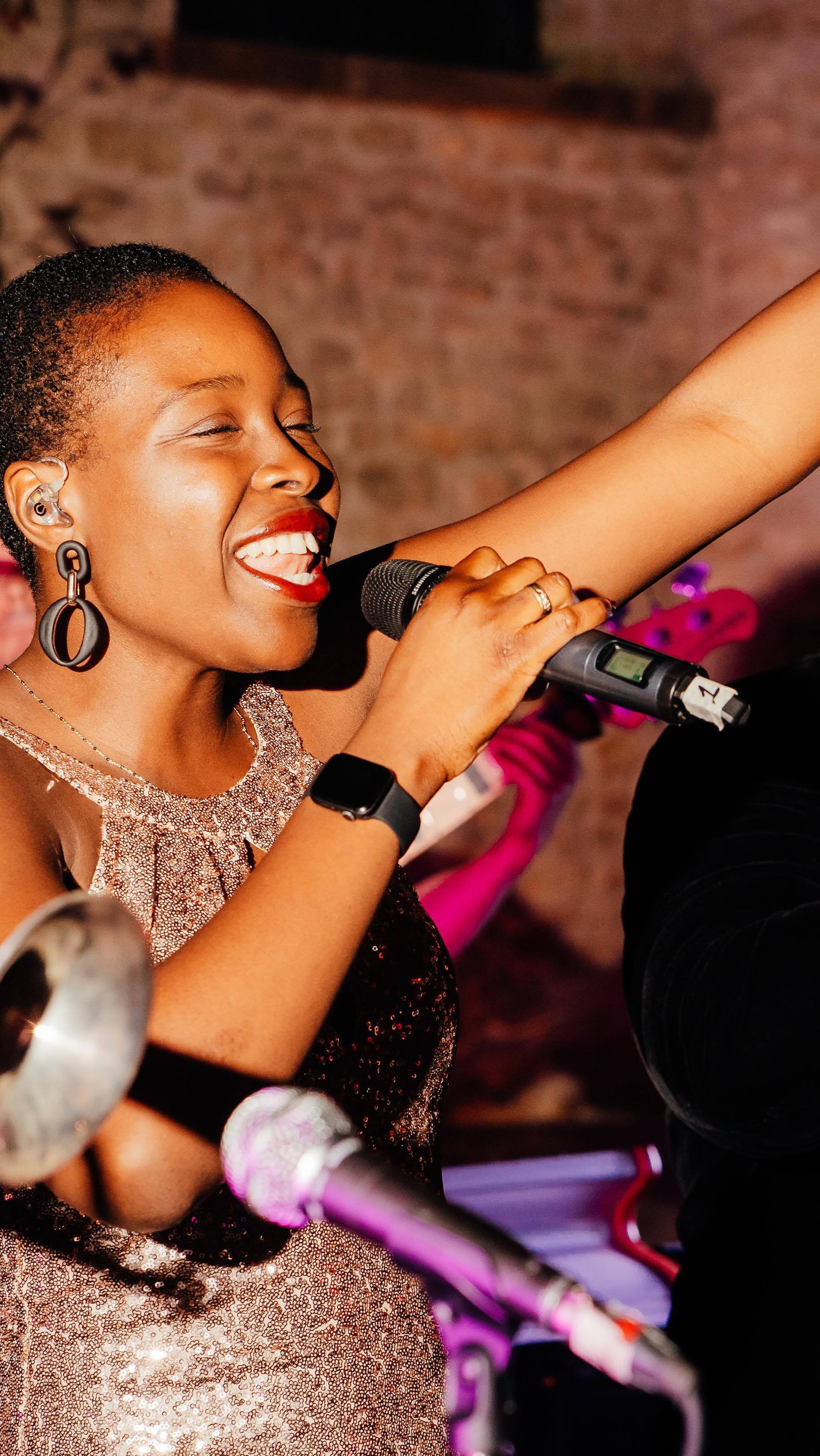 Love a bit of audience involvement. Here’s a bit of girls vs boys by @soulsupremeband from a 70th party I organised. That VOICE!!!!
Cover image captured by @angelawardbrown
#partyband #partyplanner #partyplanners #teddington #surrey #surreypartyplanner #events #soulband #soulmusic